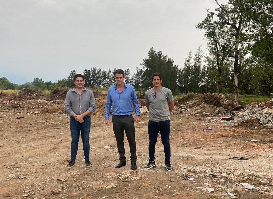 Bastian, Cresto y Didier Jourdán recorriendo un terreno en San José