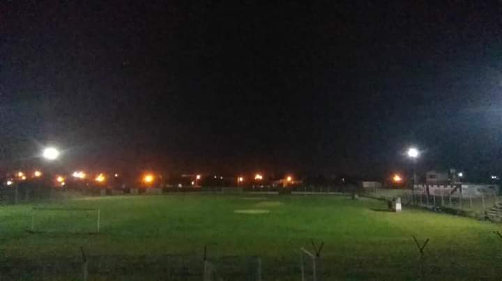 El Social y Deportivo Santa Rosa y su estadio iluminado anoche.
