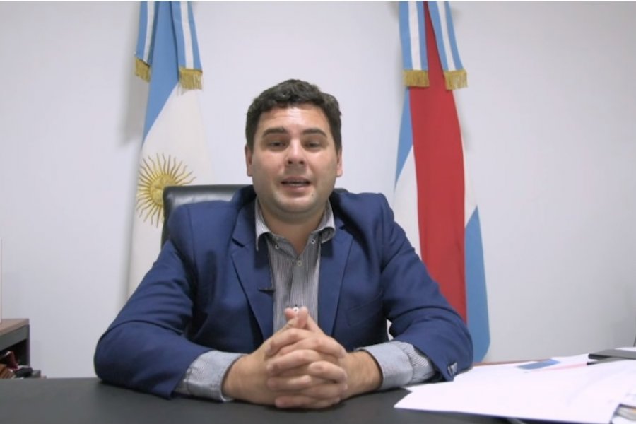 El intendente Bastian anunciando la medida.