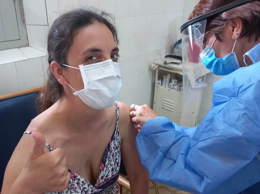 La Dra. Natalia Evequoz recibiendo la vacuna contra el Covid-19.
