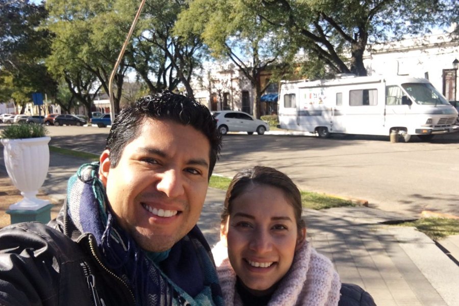 Magalí y Manuel en Plaza Urquiza de San José.