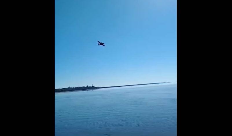 El avión de Iván De Pineda sobrevolando el río cerca de Pueblo Liebig.