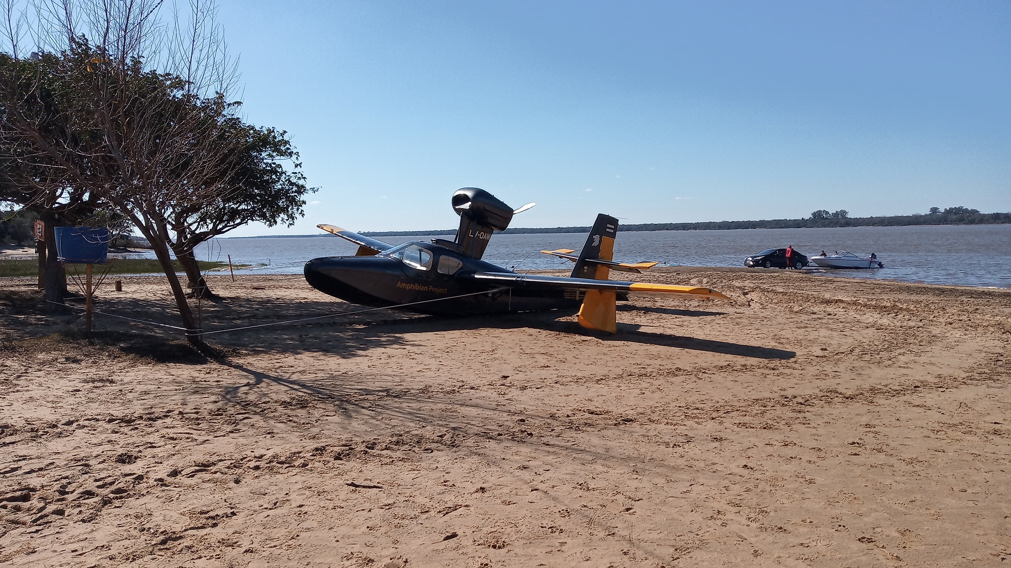 El avión en la playa de Pueblo Liebig luego del inconveniente.